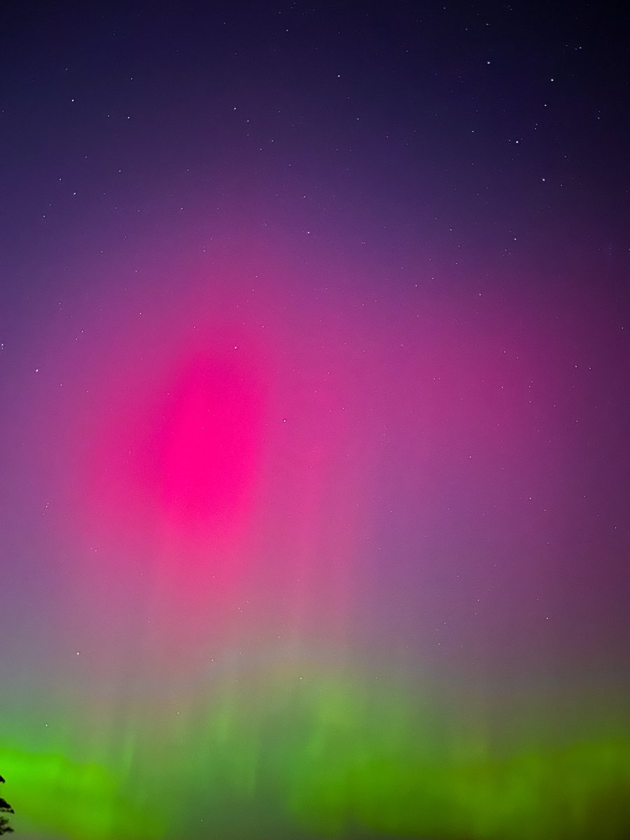 EmmaWalkerWx's tweet image. Never in a million years did I think it would be possible to see such bright and vivid aurora over Milwaukee with so much light pollution, but here we are! I’m still speechless.
#AuroraBorealis #Aurora #NorthernLights #SpaceWeather #WIwx #Milwaukee #MKE