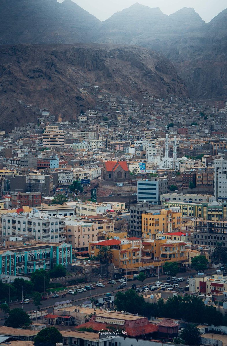 كل شى تغير و انقلب وما عاد نشبه نفسنا
نركض ويسبقنا التعب وضاعت ملامح امسنا
الله لو أن السنين ترجع ليا هب الهواء
ويرجع زمان الطيبين وايامنا الحلوة سوا
#عدن