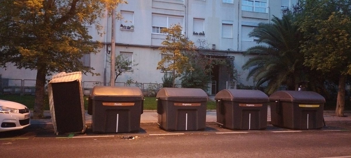 AVVBarrioMosca's tweet image. 6:30 am. Camión que para, bajan 2 encapuchados, dejan el regalito y se van. @Lineamadrid calle Mirasierra 12. #usera @jmd_usera #useratucasa #warripop