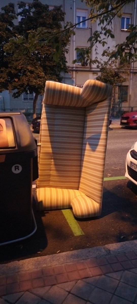 AVVBarrioMosca's tweet image. 6:30 am. Camión que para, bajan 2 encapuchados, dejan el regalito y se van. @Lineamadrid calle Mirasierra 12. #usera @jmd_usera #useratucasa #warripop