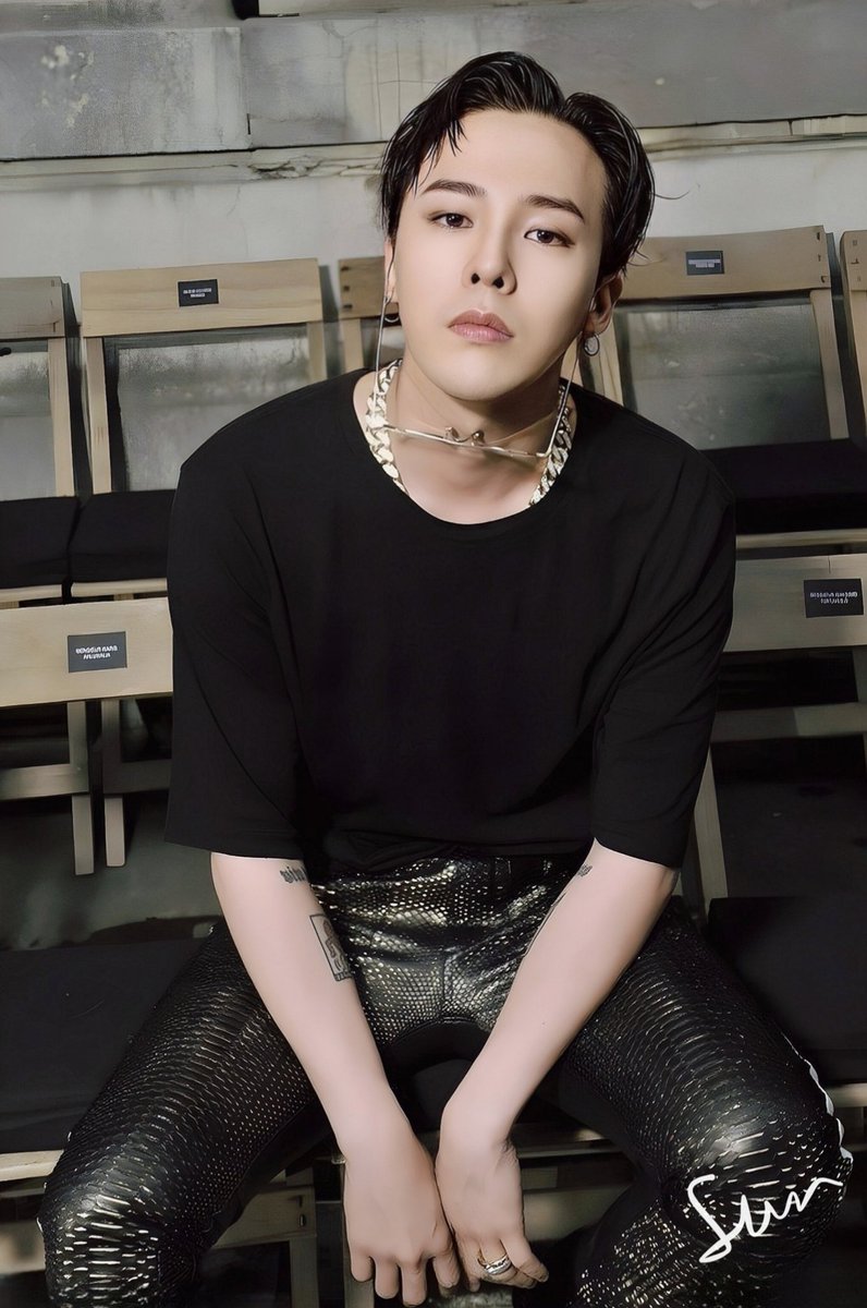 vipbbsun's tweet photo. #GDRAGON ได้เริ่มต้นถ่ายทำมิวสิกวิดีโอสำหรับเพลงใหม่แล้ว (เริ่มถ่ายเมื่อวานเย็น) โดยคาดว่าจะใช้เวลาในการถ่ายทำทั้งหมด 3 วัน

คนใกล้ชิด G-Dragon เปิดเผยว่า “ข่าวลือเรื่องการคัมแบ็คในวันที่ 25 ต.ค นี้ยังไม่ได้มีการยืนยันอย่างเป็นทางการ” 

แต่ใดๆ ตอนนี้รอทางค่ายคอนเฟิร์มอีกที 👑 https://t.co/47SRDvGoNn