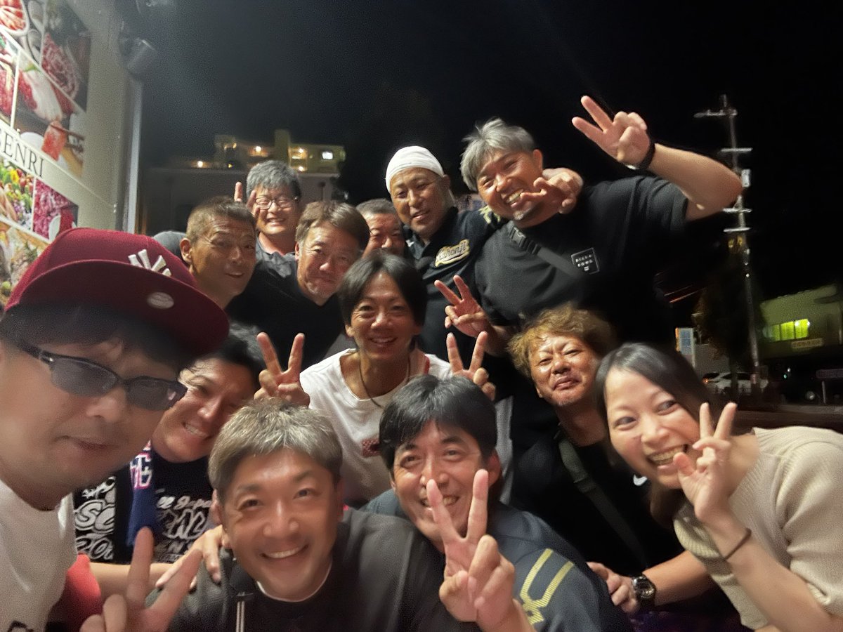 GuitarSasuke's tweet photo. 優勝した久本寺ウエンテラーの皆さんとFUKUOKA DIPPERSの愉快な仲間たち。
試合では負けましたがソフトボール仲間👍

#久本寺ウエンテラー 
#大エース 
#北川投手 
#fukuokadippers 
#壮年ソフトボール https://t.co/qjNPb3LX3G