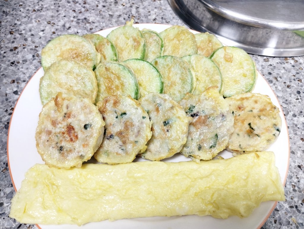전을 구웠어요 
어제 저녁 식사로 ..  
막걸리가 없으니까 그냥 밥 반찬이드라구요 
맛있었지만 슬펐어요 ㅠ 
전 부치고 남은 계란은 꼭 야채계란말이를 해먹는데 어제 막걸리 없어서 시무룩 해가지고 야채 썰어 넣는걸 까먹었네요 ㅋㅋ