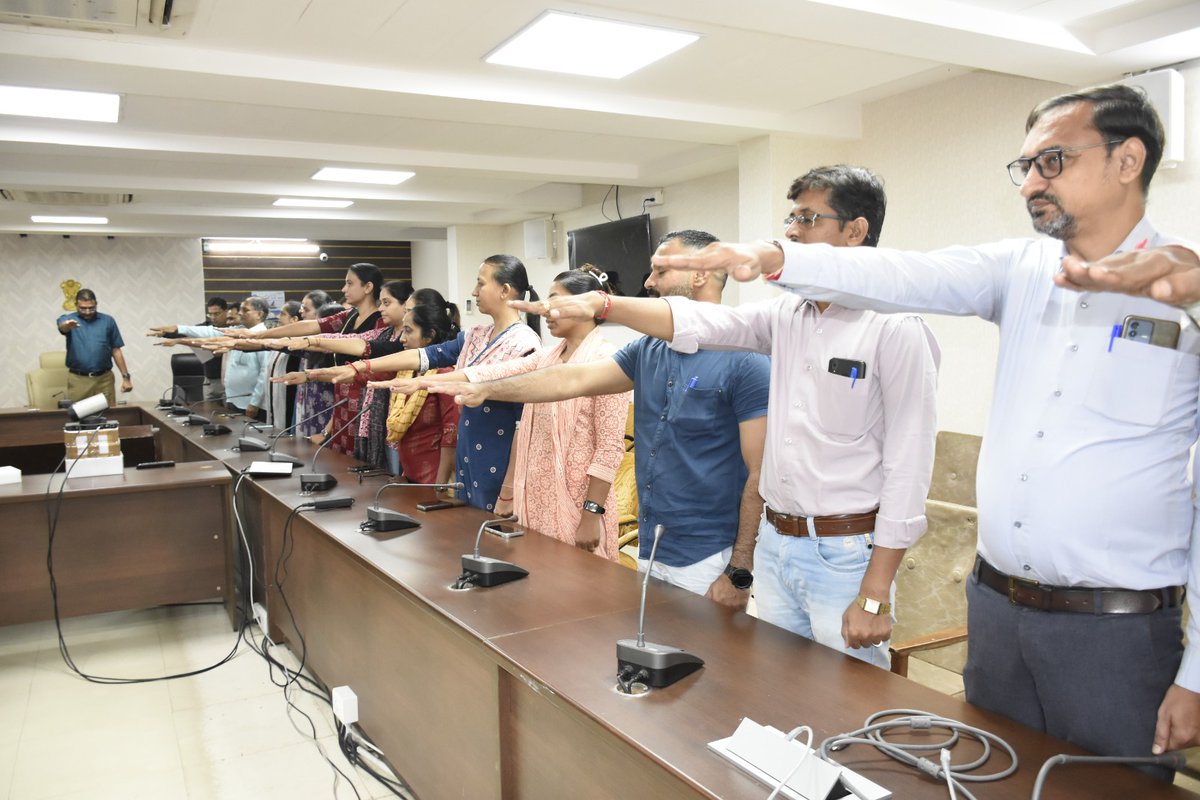 CollectorMeh's tweet image. રાજ્ય સરકાર દ્વારા 7 ઓક્ટોબરથી 15 ઓક્ટોબર સુધી &apos;વિકાસ સપ્તાહ 2024&apos; ભવ્ય રીતે ઉજવાશે. આ અવસરે કલેક્ટર કચેરી મહેસાણા ખાતે તમામ અધિકારીશ્રીઓ તથા કર્મચારીશ્રીઓ દ્વારા  &quot;ભારત વિકાસ પ્રતિજ્ઞા&quot; લેવામાં આવી.  
#VikasSaptah  #23YearsOfSeva 
@PMOIndia
@CMOGuj 
@revenuegujarat
@InfoGujarat