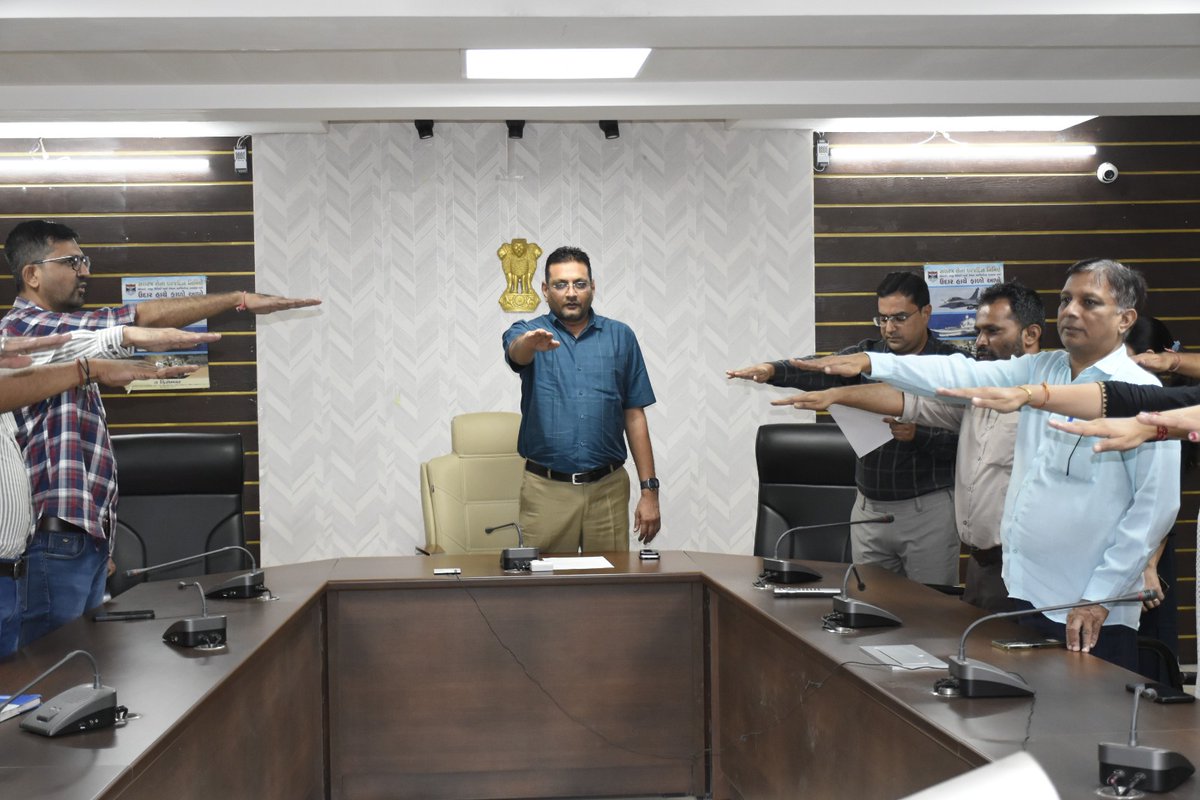 CollectorMeh's tweet image. રાજ્ય સરકાર દ્વારા 7 ઓક્ટોબરથી 15 ઓક્ટોબર સુધી &apos;વિકાસ સપ્તાહ 2024&apos; ભવ્ય રીતે ઉજવાશે. આ અવસરે કલેક્ટર કચેરી મહેસાણા ખાતે તમામ અધિકારીશ્રીઓ તથા કર્મચારીશ્રીઓ દ્વારા  &quot;ભારત વિકાસ પ્રતિજ્ઞા&quot; લેવામાં આવી.  
#VikasSaptah  #23YearsOfSeva 
@PMOIndia
@CMOGuj 
@revenuegujarat
@InfoGujarat