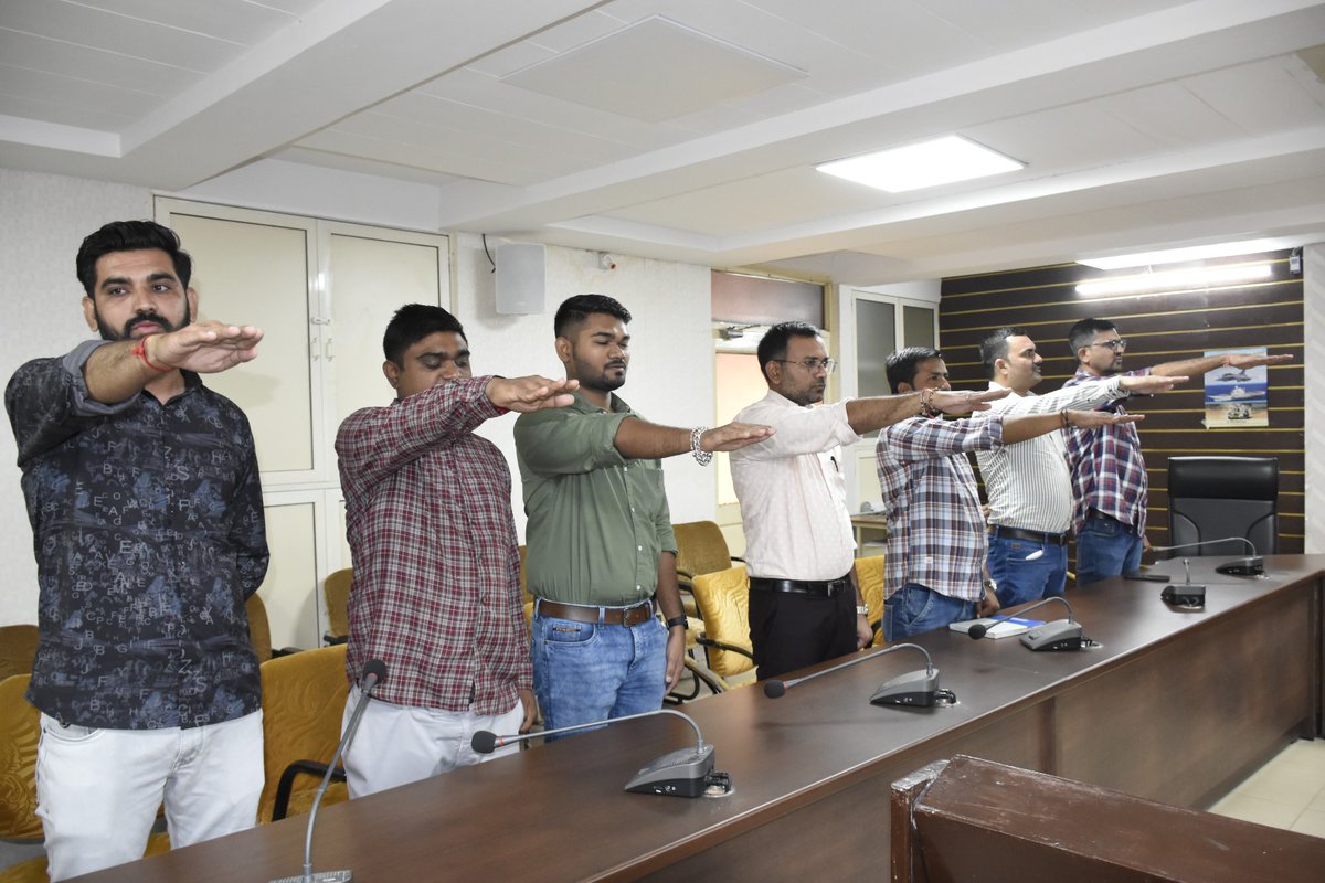 CollectorMeh's tweet image. રાજ્ય સરકાર દ્વારા 7 ઓક્ટોબરથી 15 ઓક્ટોબર સુધી &apos;વિકાસ સપ્તાહ 2024&apos; ભવ્ય રીતે ઉજવાશે. આ અવસરે કલેક્ટર કચેરી મહેસાણા ખાતે તમામ અધિકારીશ્રીઓ તથા કર્મચારીશ્રીઓ દ્વારા  &quot;ભારત વિકાસ પ્રતિજ્ઞા&quot; લેવામાં આવી.  
#VikasSaptah  #23YearsOfSeva 
@PMOIndia
@CMOGuj 
@revenuegujarat
@InfoGujarat