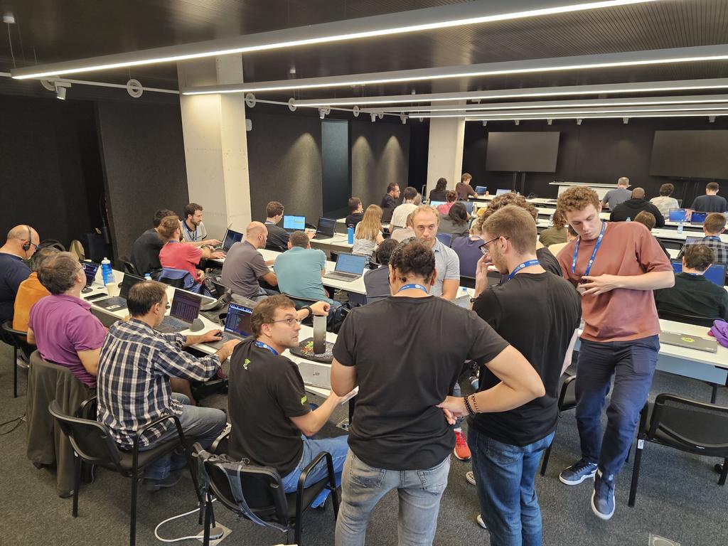 🤯 This is what the Marenostrum Hackathon looks like. #MNHack #HPC <a href="/BSC_CNS/">BSC-CNS</a>
