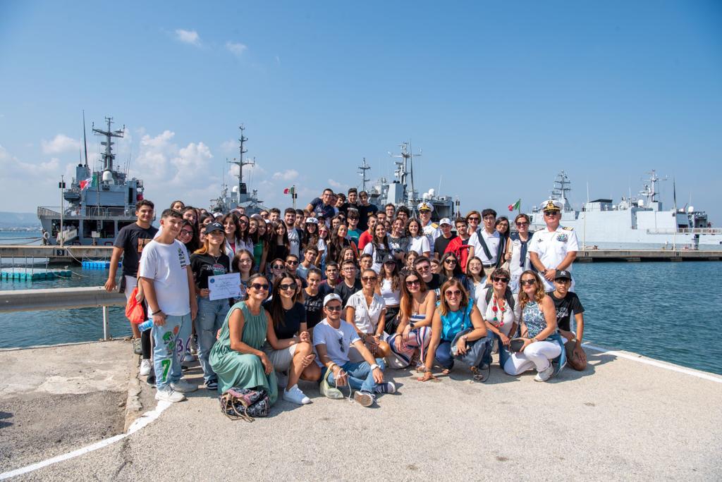 mazzeoantonio's tweet photo. Ad #Augusta (Siracusa) liceo sperimentale del modello #scuola-caserma. Dall’inizio dell’anno #scolastico, l’istituto si è caratterizzato per alcune singolari iniziative di collaborazione e formazione con le forze armate #lascuolavaallaguerra https://t.co/XtrNvrO3SW https://t.co/a7GoWg744l