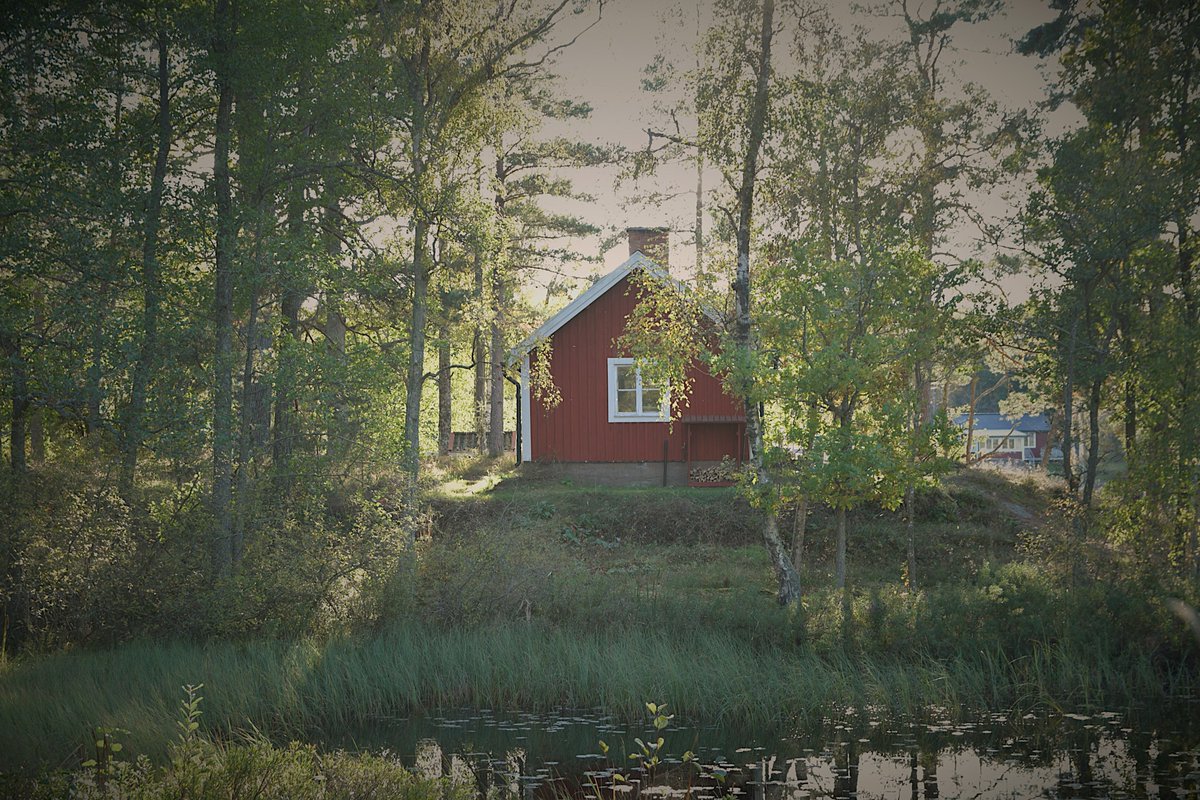 Idag är det mulet och grått ute. Jag fantiserar om att sitta inne i en sådan där stuga, och bara vara en sådan här dag.