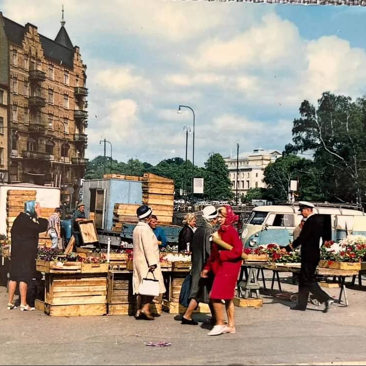 gatorochtorg's tweet photo. Grönsaktstorget
Foto 1: Vykort skickat på 1970-talet (fotot troligen taget tidigare)
Foto 2: samma vy 2022 https://t.co/QHBERc7VWC