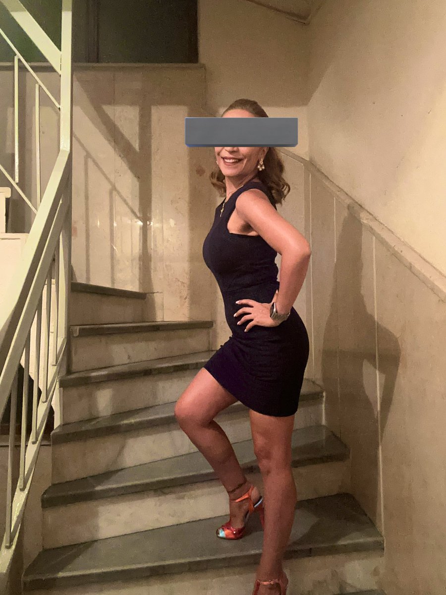 Anneni bekar evine getirdim, eve girmeden merdivenlerde senin için bir pozunu çekmek istedim. Altıma yatacağı için ne kadar mutlu görüyorsun demi, içinde ise kırmızı dantelli vardı. Kapıdan girer girmez kapıya dayayıp bir posta elbiseyi çıkarmadan orada attım anneciğine #ensest