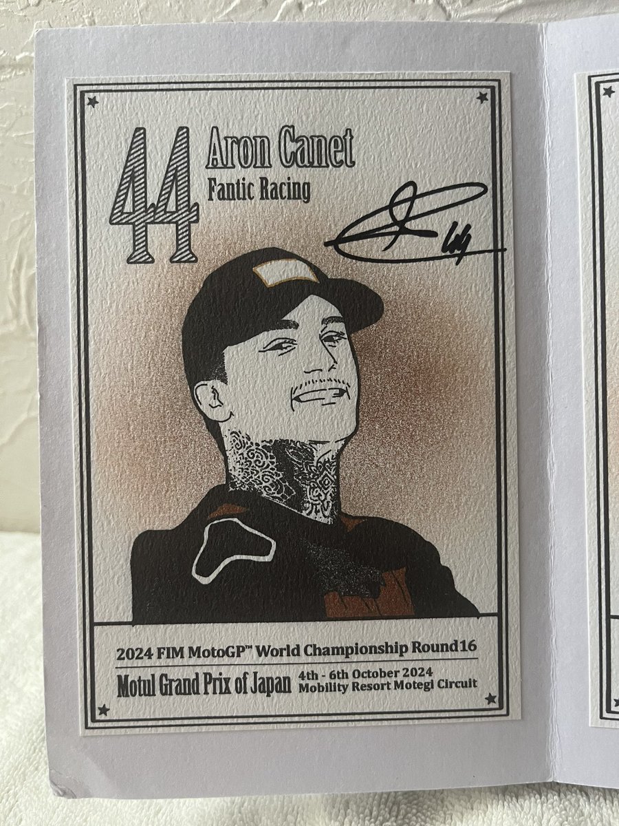 1c0b2k1's tweet photo. autograph:
カネット🍔
去年はすごい苦労したけど今年はいっぱい会えた!「肉料理」の本も渡せた🥩「あなたのインスタのセンスが大好きです」と伝えてみたけど伝わったかは謎。それより見て、この小首傾げカネットを!🖤🫶💘
#MotoGP
#Moto2
#44
#AC44 https://t.co/abpCIVXsgb