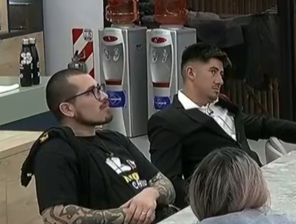 Tío efecto reflejo con waldo? Ajajja acaso se viene michaldo? #GranHermanoCHV