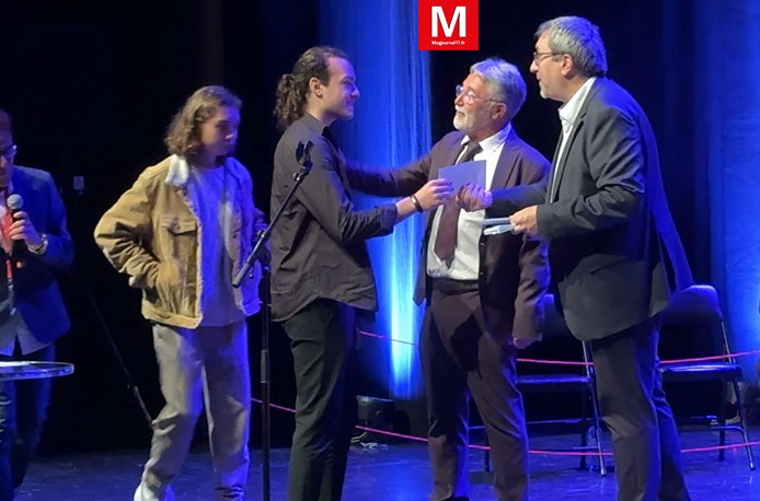 Villeparisis ► [Vidéo] Cérémonie pour les jeunes majeurs et les diplômés : « Nous encourageons une jeunesse positive »  
⤵️
magjournal77.fr/vie-locale/ite…
#Villeparisis #cérémonie #jeunesdiplômés #jeunesse #AlainGorez #FrédéricBouche <a href="/Villeparisis77/">Villeparisis</a>