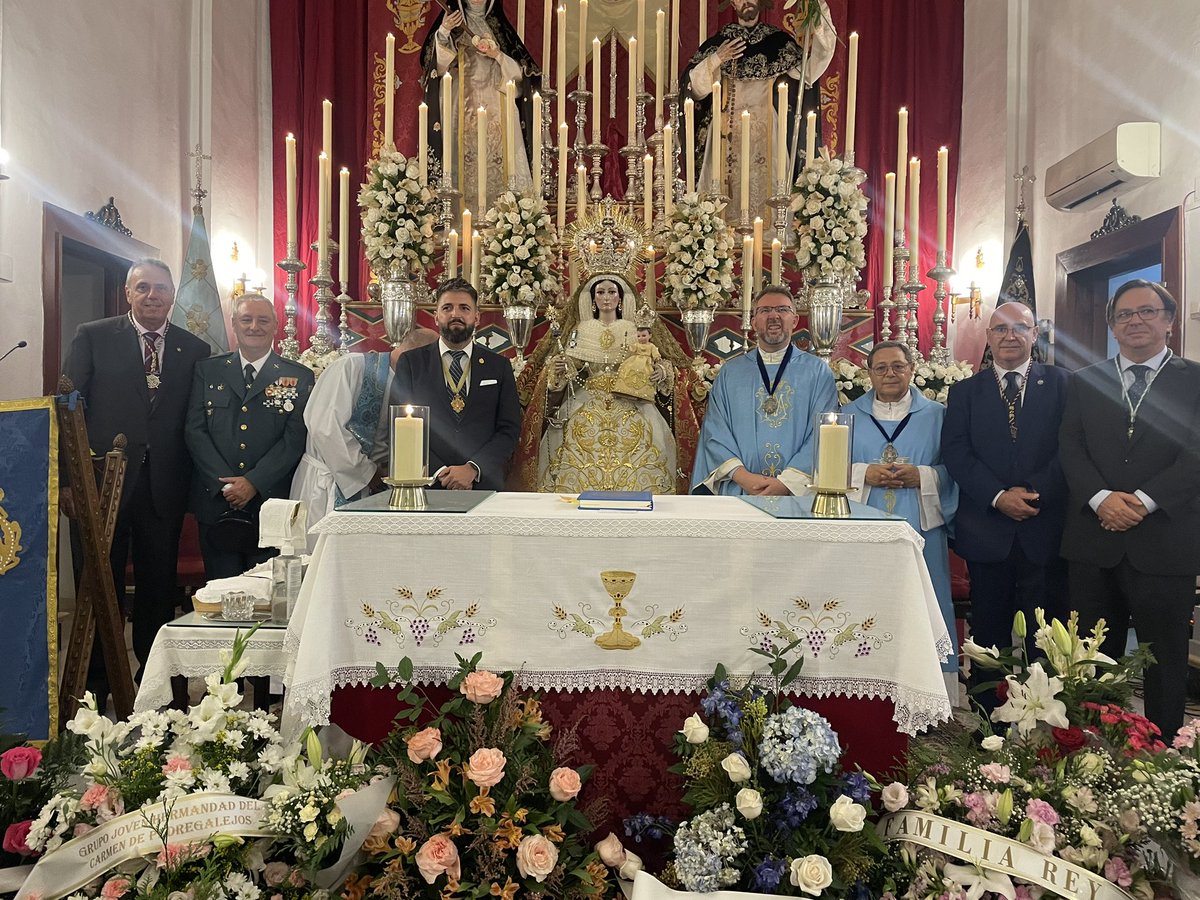 La Agrupación de Glorias estuvo presente en la festividad de Nuestra Señora del Rosario tanto en la Parroquia de Santo Domingo como en la de las Angustias de El Palo, de donde es patrona la titular de nuestra corporación agrupada.