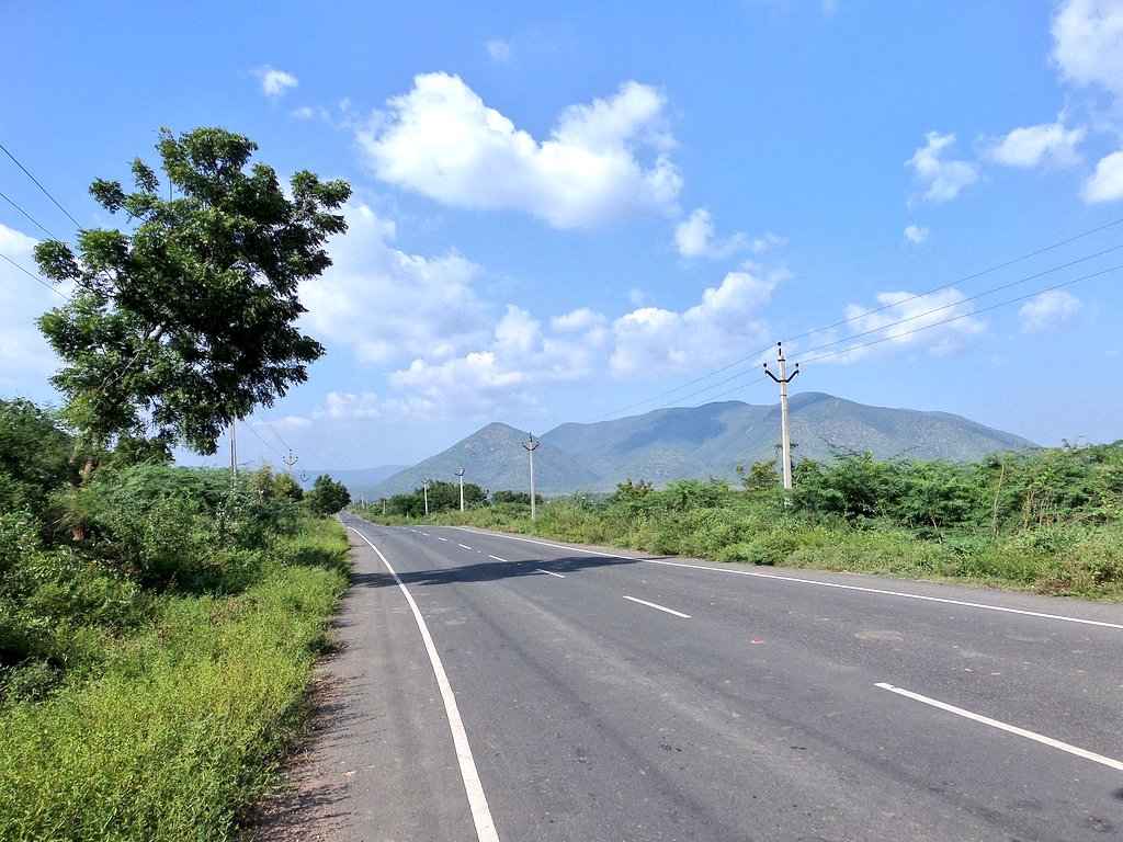 AndhraNexus's tweet image. 🛣️Exciting news for AP! 

A ₹290 crore initiative aims to restore 1,393 damaged roads over 7,071 km into pothole-free routes. 

Supported by SRM-AP and CSIR-CRRI, this project focuses on tackling road damage and enhancing connectivity across the state.
#AndhraPradesh #ApRoads