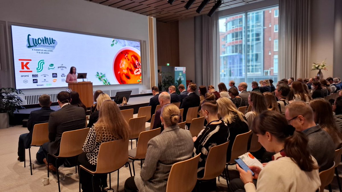 #LuomuEP alkamassa <a href="/kryhma/">K-ryhmä</a> K-Kampuksella. Sali on täynnä ja päivän avaaja <a href="/PaiviNerg/">Päivi Nerg</a> <a href="/mmm_fi/">MMM</a> kertoo, miten #luomu kuuluu olennaisena osana myös uuteen ruokastrategiaan, joka tehdään yhdessä ruokaketjun kanssa: tarvitaan aitoa yhdessä tekemisen kulttuuria.