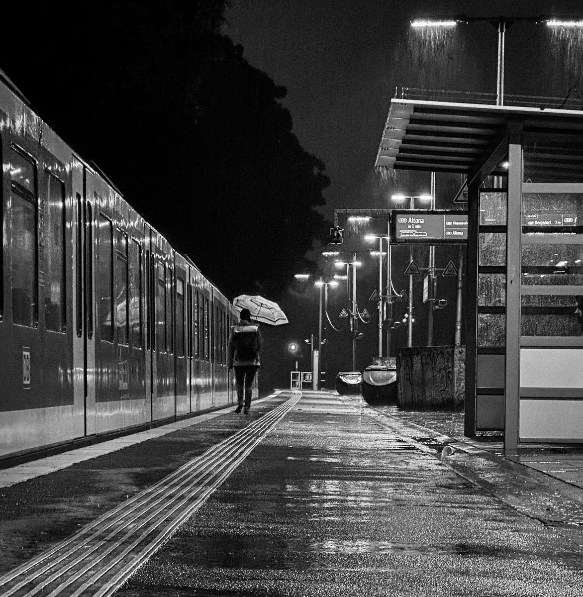 5uicideBoY's tweet photo. #streetphotography #monochrone https://t.co/XFpRQ7D7UV