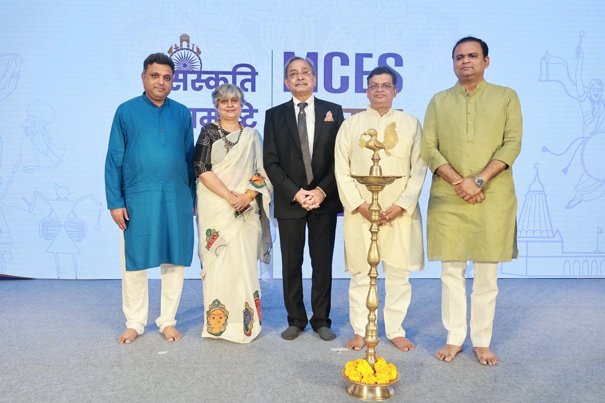mcesmaharashtra's tweet photo. MCES Maharashtra Conference ची सुरूवात श्री. गोपाल कृष्ण अग्रवाल ,  श्री. राहुल नार्वेकर , श्री. मोहन जयकर व मैत्रीबोध परिवारातर्फे मित्र चित्रगुप्त ह्यांच्या हास्ते दीप प्रज्वलनाच्या सोहळ्याने करण्यात आली आहे. https://t.co/BorsA6Jz5d