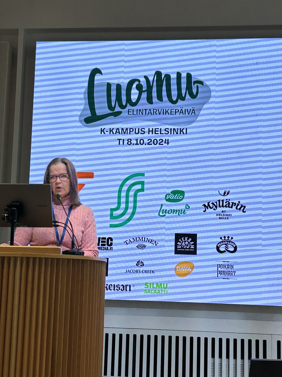 Luomuelintarvikepäivä 2024 alkamassa, tilaisuutta avaamassa valtiosihteeri <a href="/PaiviNerg/">Päivi Nerg</a> , #proluomu <a href="/AuraLamm/">Aura Lamminparras</a> ja Heidi. Kuviin osui sopivasti myös tilaisuuden pitopaikka K-kampus ja mm. #Prisma myymälöistä löytyvät  #Änglemark tuotteet. #luomuep