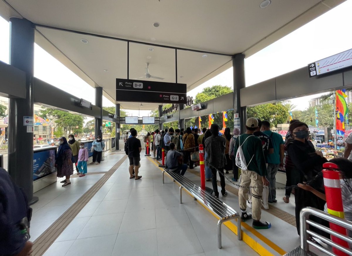 adriansyahyasin's tweet photo. 1. Halte Cawang Sentral (d/h Cawang UKI) sudah direvitalisasi jadi lapang

2. Halte Harmoni udah lama dibongkar imbas MRT

Halte Monas yang baru untuk transit jadi lapang sekarang dan konsepnya ruang terbuka yang gak perlu AC. Revitalisasi banyak halte TJ juga konsepnya jadi lapang dan luas

Si bapak kemana aja 🤣 di depan kantor ada 7W loh kalo mau ke Cawang Sentral 😁