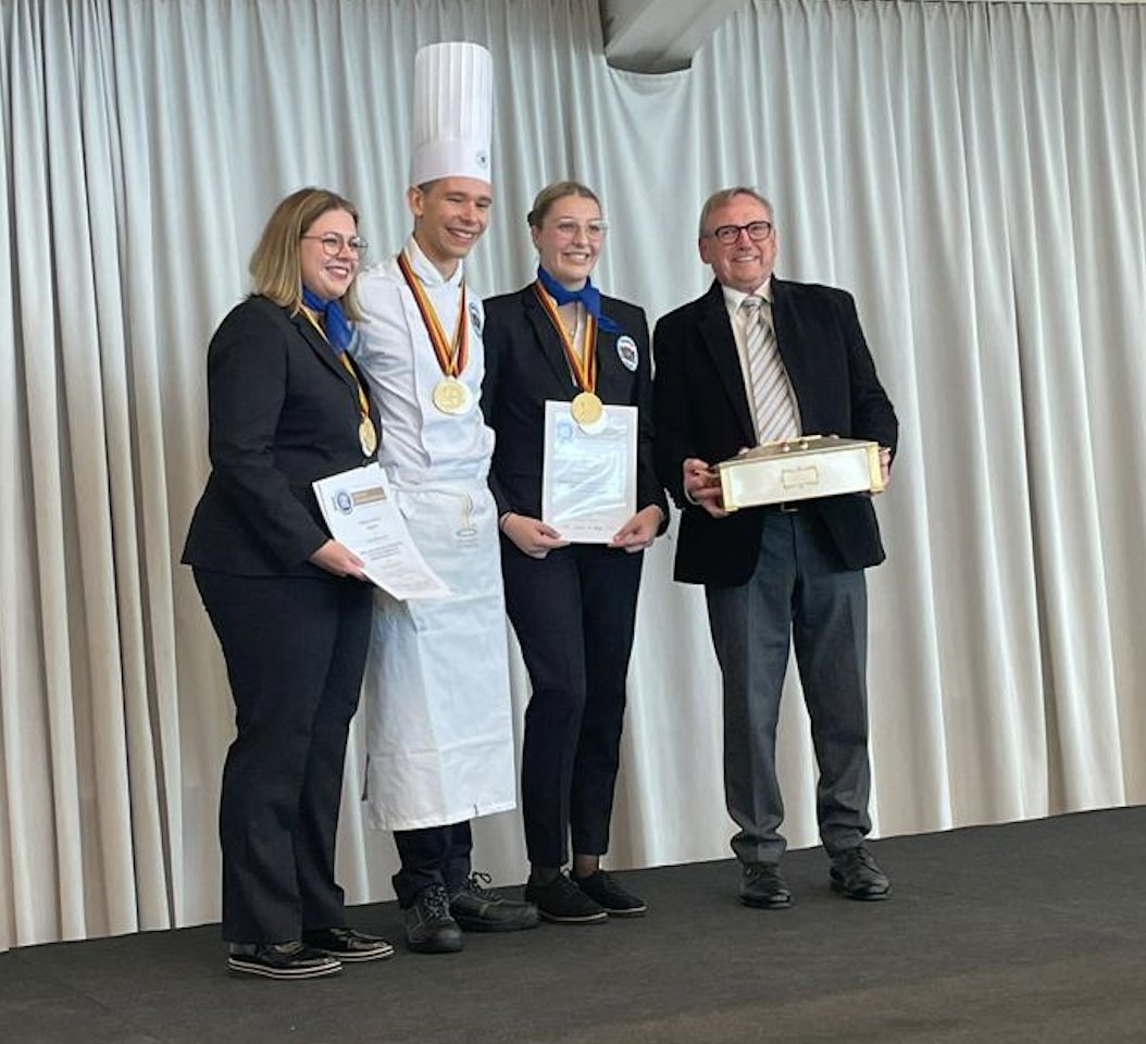 🥇✨ Deutsche Jugendmeisterschaften der gastgewerblichen Ausbildungsberufe 2024 ✨🥇
Die besten jungen Talente aus der Gastronomie und Hotellerie treten vom 19. bis 21. Oktober 2024 bei den 42. Deutschen Jugendmeisterschaften an.