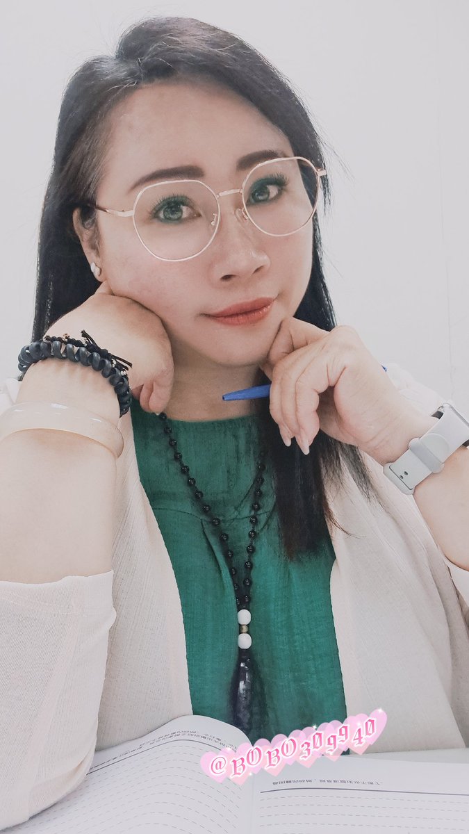 #我看起來像老師嗎？
#我是學生啦～是怎樣～每個同學看到我都跟我說聲～老師好😅😅😅超無言
#連學校單位也問我是老師嗎？
😂😂😂😂我有這樣像～老師嗎？還是～老濕機🤣🤣🤣
（#愛心留言+#轉推分享+#跟隨💖）
#大奶
#超熟女 https://t.co/3S3Tt62H73