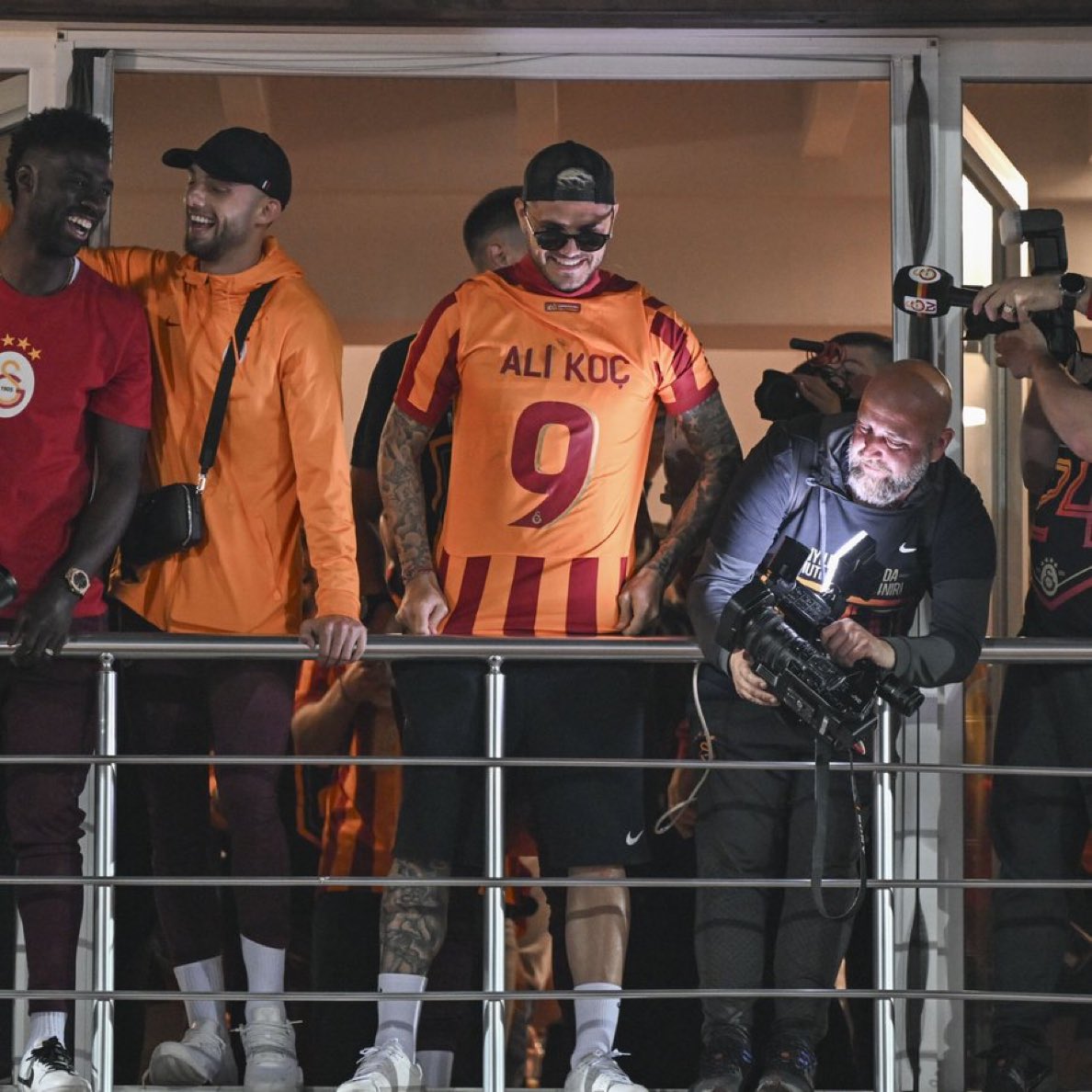 Acun Ilıcalı: Icardi değerli bir futbolcu olabilir ama Fenerbahçe başkanı ile dalga geçerse biz de futbolcularımızı tutamayabiliriz. (Beyaz TV)