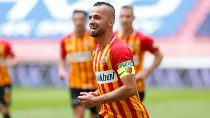 İlhan Parlak: "Aslında fiziksel olarak vücudum futbol oynamaya müsaitti. Mental olarak çok yıpranmıştım. Özellikle Kayseri’deki yaşadığım olaylardan sonra. Çünkü ben o kulübün altyapısından yetiştim ve çok emek verdim. Kaptanlık yaptım, başarılı sezonlar geçirdik. Sonrasında
