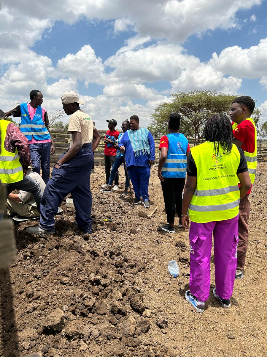 SUSOyouth's tweet photo. Happening Now at OLERAI in Kajiando county.Instilation of Predator Detterent Lights
🔹 A secure future ,For People and Nature
#UbuntuCoExistence
#Changemaker https://t.co/V1FME59l72