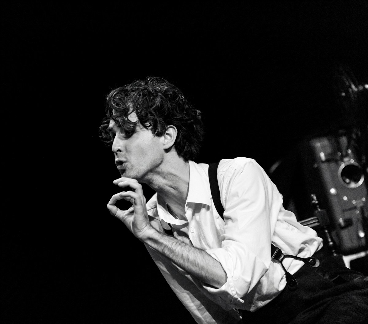 [THÉÂTRE]
Chaplin, 1939

1939 : Chaplin est une icône, riche, adulé, courageux dans ses choix… Incroyablement libre. Mais il se lance dans l’écriture du Dictateur. Il souhaite se payer Hitler.

Vendredi 11 octobre à 20h30

Tarifs : de 10,50€ à 20€