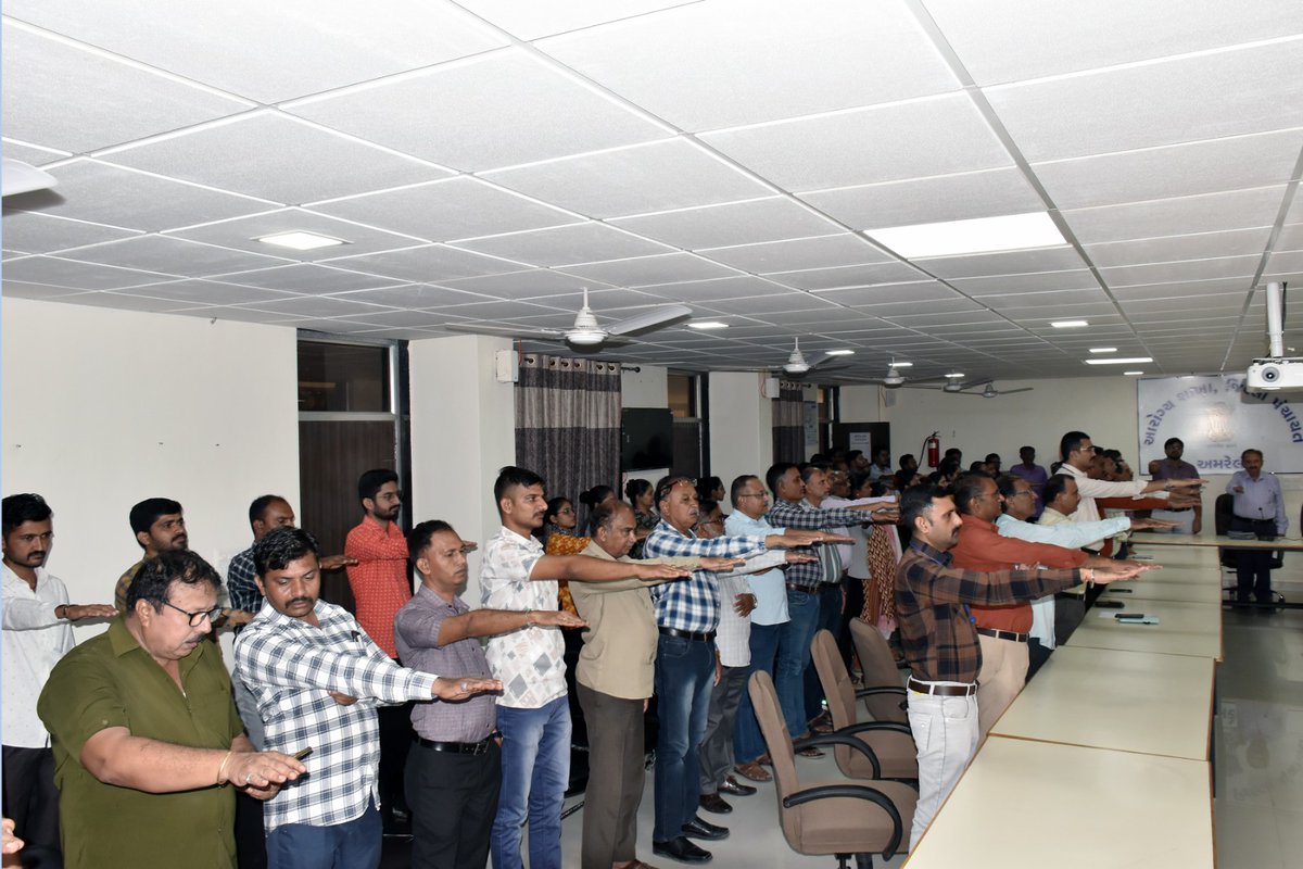ddoamreli's tweet photo. આજ રોજ જિલ્લા પંચાયત અમરેલી ખાતે તમામ અધિકારીશ્રીઓ અને કર્મચારીશ્રીઓ દ્રારા "ભારત વિકાસ પ્રતિજ્ઞા" ગ્રહણ કરવામા આવેલ.
#VikasSaptah 
#23YearsOfSeva 

@PMOIndia 
@CMOGuj 
@GujDCoffice 
@InfoGujarat https://t.co/jOwKf51fHX
