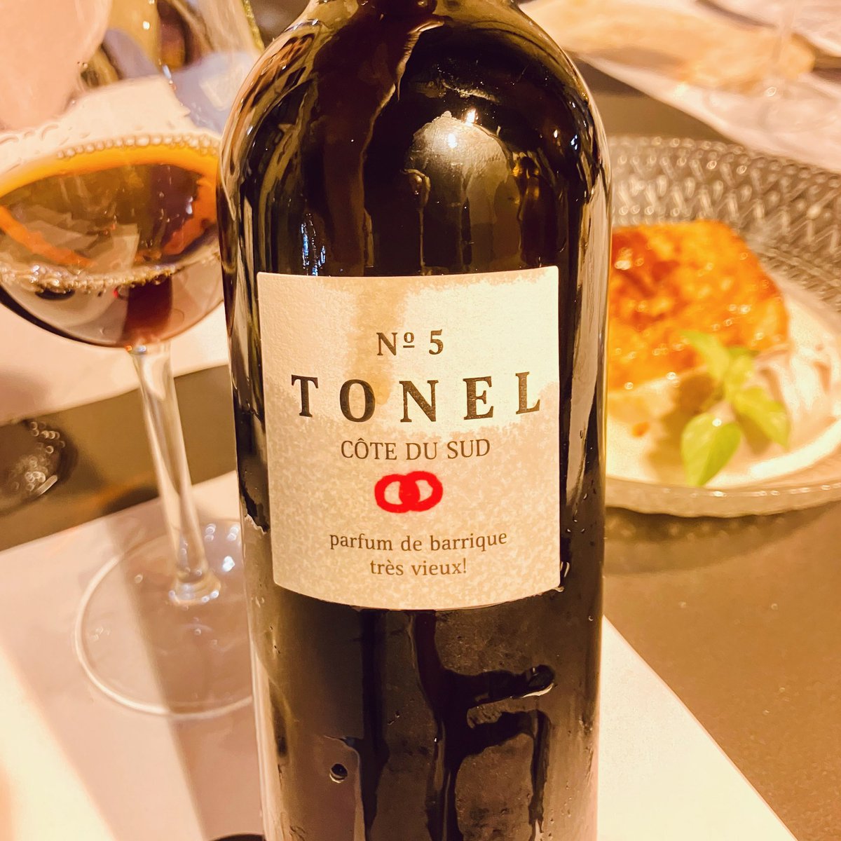 CuatrogotasWine's tweet image. Vino viejo, que dicen los mayores.

Tonel no.5 es una colección de vinos viejos procedentes de soleras recuperadas y mimadas por toneleros sanluqueños.