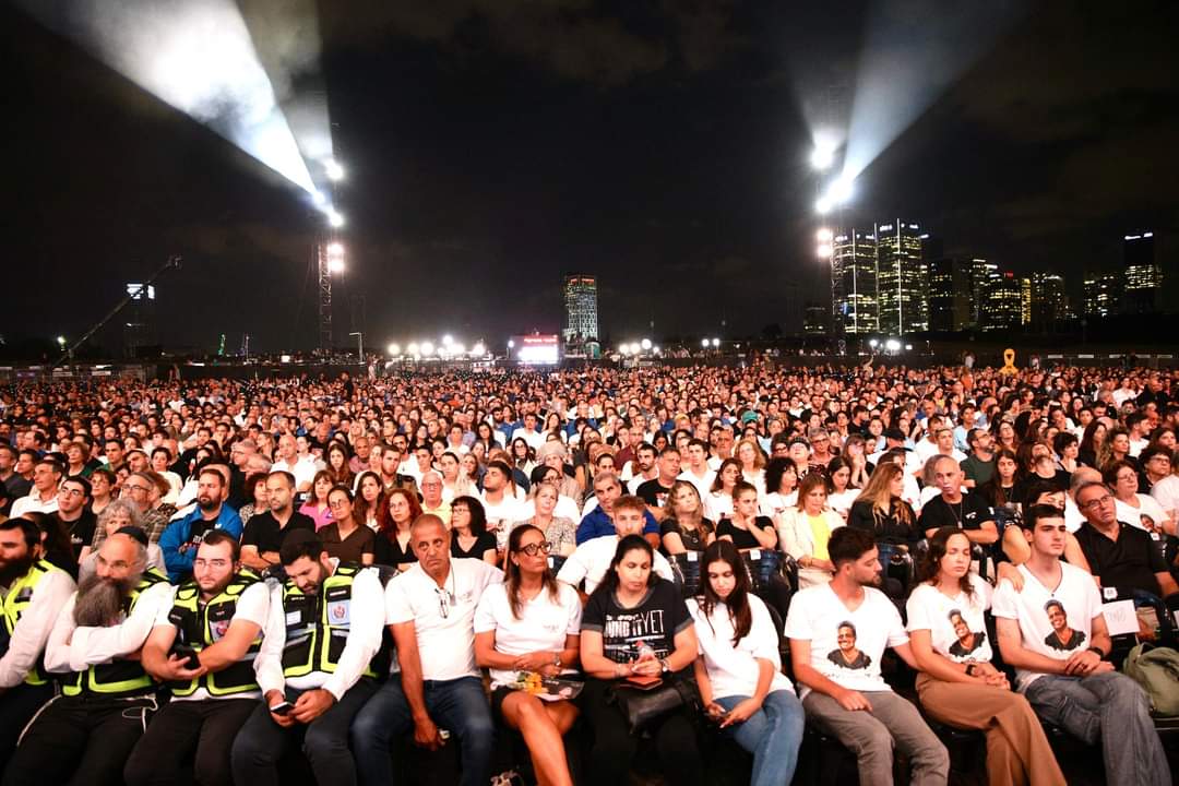 אתמול בערב, במשך שעתיים, שוב היינו יחד. שוב בכינו, נזכרנו והתגעגענו.

שנה אחרי האסון המחריד שזעזע פה הכל, אלפי בני משפחות הנרצחים, הנופלים והחטופים התכנסו בצוותא בפארק גני יהושע מול הבמה הגדולה, לזכר יקיריהם. יחד איתם צפו בטקס מיליוני ישראלים וישראליות ב-350 נקודות התכנסות ברחבי