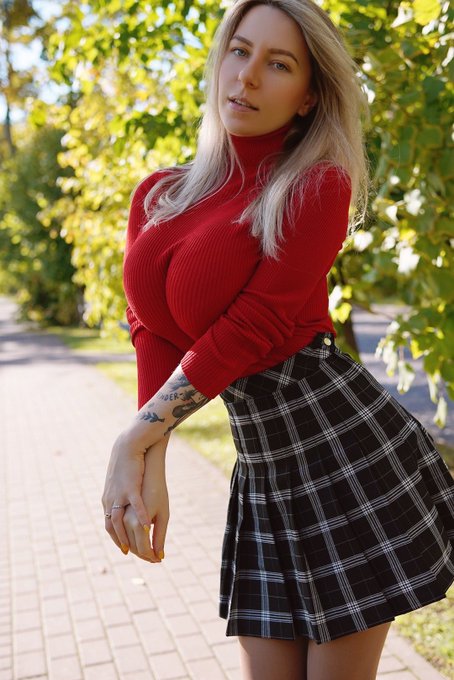 2 pic. Sweater weather… finally ?? https://t.co/TnliZkQH9n