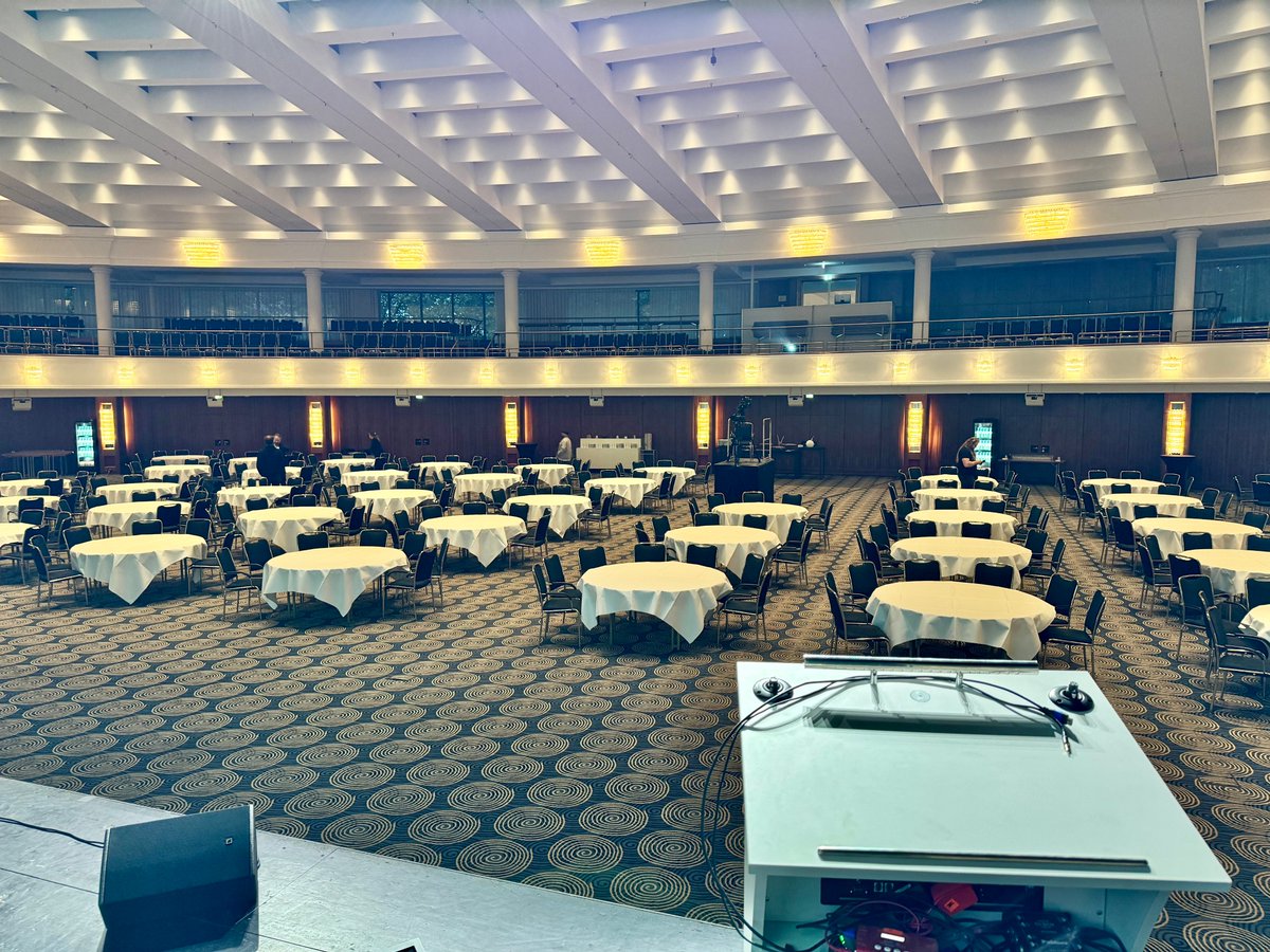 MaOberlehner's tweet image. Public speaking anxiety affects ~40% of the population, including me. Yet I've just checked out the venue for my talk today at #vuejsdeconf2024. How does this compute? How can I feel both anxious and excited to speak in front of hundreds of people?
🫣 Imposter syndrome
Shortly…