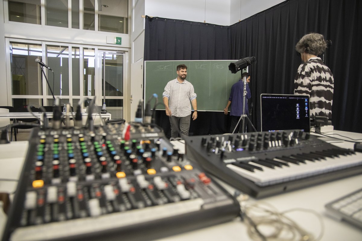 CidadedaCultura's tweet image. Música, literatura, imaxe e antropoloxía. Con estes vimbios, nacía hai un ano no Gaiás «Mudar a pel», proposta que transforma a ciencia en experiencia sensorial.

O 18 de outubro poderá experimentarse no ciclo #Ópticascontemporáneas

🎟️Últimas entradas !  bit.ly/Opticas-Mudar-…