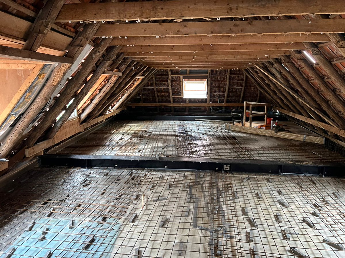 WarmesBV's tweet photo. Een van de oudste panden van Oldenzaal krijgt zijn getoogde kozijnen terug, helemaal volgens de oude detaillering. Ook wordt gewerkt aan de prachtige, oude zolder. 🔨Hier lees je er meer over: 👉 https://t.co/X3IeILZbtZ
🔸🔹
#Warmesbv #Oldenzaal #getoogdekozijnen #Plechelmus https://t.co/V6hV2Nmc6D