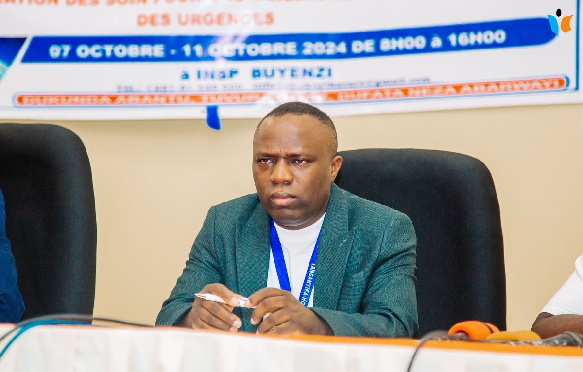 MagazineJimbere's tweet photo. [P] 🏥 En partenariat avec l'#AMUCAB (Association des Médecins Urgentistes Camerounais de #Belgique), @tanganyika_hosp organise, du 07 au 11/10/2024, une semaine des urgences à l'@insp_burundi sous le thème: "Planification des soins pour une meilleure prise en charge des urgences"

👨🏽‍⚕️ Dr Jean Pascal Abayo, représentant légal de Tanganyika Hospital, a souligné que cette formation vise à doter les médecins, tant de cet hôpital que ceux venant d'autres établissements, des connaissances nécessaires pour améliorer l'aide aux patients

🩻 Il a précisé: "Les maladies dévastatrices en #Afrique évoluent. Nous devons désormais faire face aux maladies liées à l'âge peu ou pas connues par la population, telles que les maladies cardiaques et rénales, qui nécessitent une intervention précoce. Il est crucial de savoir comment agir rapidement ou orienter les patients vers une prise en charge spécialisée"

#Burundi #Health