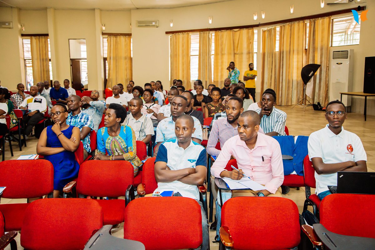 MagazineJimbere's tweet photo. [P] 🏥 En partenariat avec l'#AMUCAB (Association des Médecins Urgentistes Camerounais de #Belgique), @tanganyika_hosp organise, du 07 au 11/10/2024, une semaine des urgences à l'@insp_burundi sous le thème: "Planification des soins pour une meilleure prise en charge des urgences"

👨🏽‍⚕️ Dr Jean Pascal Abayo, représentant légal de Tanganyika Hospital, a souligné que cette formation vise à doter les médecins, tant de cet hôpital que ceux venant d'autres établissements, des connaissances nécessaires pour améliorer l'aide aux patients

🩻 Il a précisé: "Les maladies dévastatrices en #Afrique évoluent. Nous devons désormais faire face aux maladies liées à l'âge peu ou pas connues par la population, telles que les maladies cardiaques et rénales, qui nécessitent une intervention précoce. Il est crucial de savoir comment agir rapidement ou orienter les patients vers une prise en charge spécialisée"

#Burundi #Health