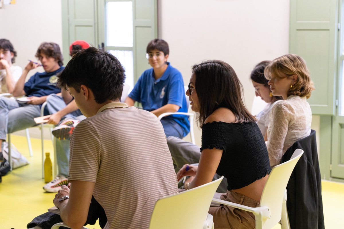 abaoaqu_'s tweet photo. En marxa una nova edició de #JovesProgramadors @MovingCinema_ amb un inici impressionant! Trobada amb Mercedes Álvarez per parlar del seu cinema i per pensar #AgnèsVarda i programacions a @cececebe, @alternativafest, @patillimona, @Cinemes_Girona ! https://t.co/y2cNneO0XL