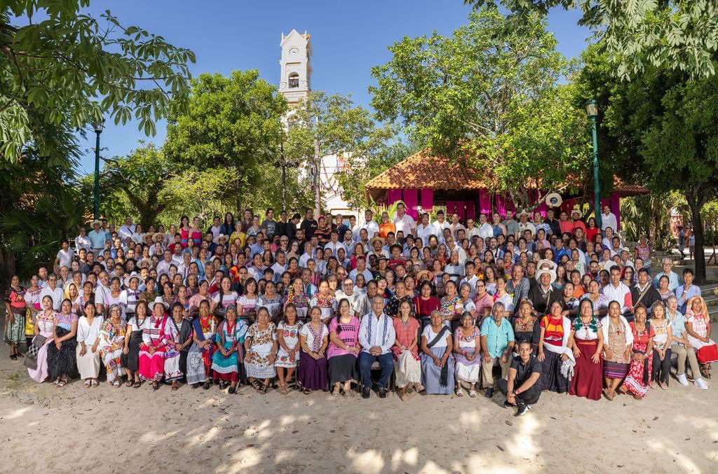 Tengo insomnio y hace mucho que no uso esta red social así que les dejo un hilito de algunos artesanos que conocí en la feria de arte popular en Xcaret , todos hacen envíos . ✨🩷
