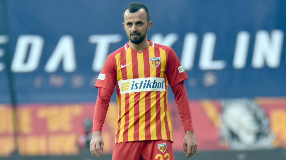 İlhan Parlak: "Kırgınlıklar, bana söylenen yalanlar, hakkımda atılan iftiralar... Ben futbolu bıraktıktan sonra Kayserispor için çok daha güzel işler yapacağımı düşünüyordum. İleride yapacağım inşallah. Ben oranın altyapısından yetiştim. Hizmet etmek isterdim. Ancak böyle tatsız,