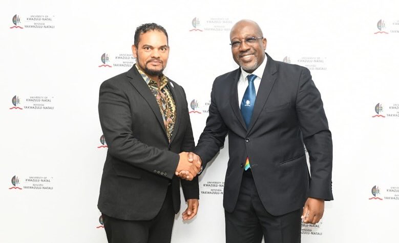 DIRCO_ZA's tweet image. Deputy Minister @alvinbotes meeting with Professor Nana Poku., Vice-Chancellor and Principal of the University of KwaZulu-Natal ahead of the #DIRCOPublicLecture on 30 years of South Africa’s Foreign Policy at @UKZN 

#30YearsOfFreedom 
#ORTamboMonth