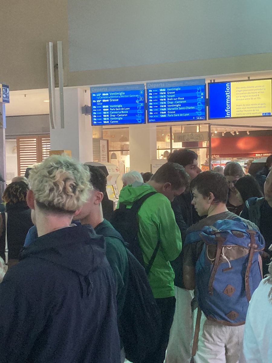A #Nice06, le plus fort de la tempête est attendu entre 9h et 12h indique <a href="/prefet06/">Préfet des Alpes-Maritimes🇫🇷</a>. Alerte orange pluie-inondation en cours. Seul un train accuse du retard sur @TERSUD_SNCF