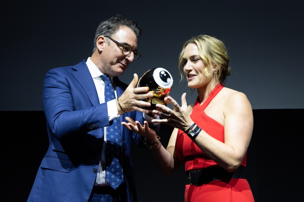 zurichfilmfest's tweet photo. 🌟 Kate Winslet: Our Golden Icon! 🌟
Yesterday, the incredible Kate Winslet received the Golden Icon Award at #ZFF2024. In her acceptance speech, she thanked Zurich for the warm welcome and spoke about the joy of being part of a festival that celebrates cinema. https://t.co/PtrskmJkgg