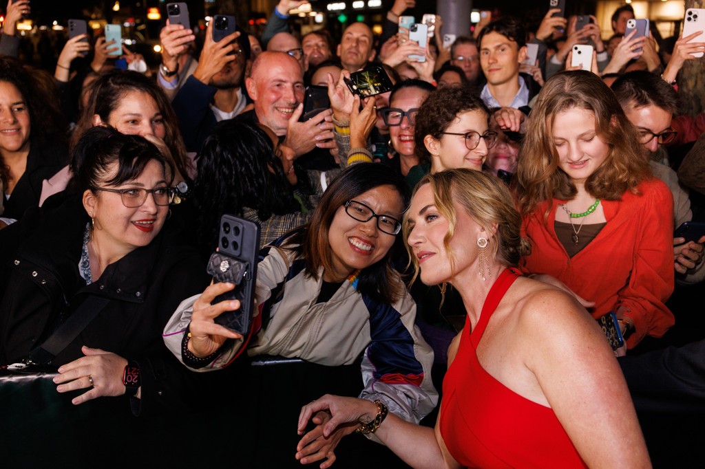 zurichfilmfest's tweet photo. 🌟 Kate Winslet: Our Golden Icon! 🌟
Yesterday, the incredible Kate Winslet received the Golden Icon Award at #ZFF2024. In her acceptance speech, she thanked Zurich for the warm welcome and spoke about the joy of being part of a festival that celebrates cinema. https://t.co/PtrskmJkgg