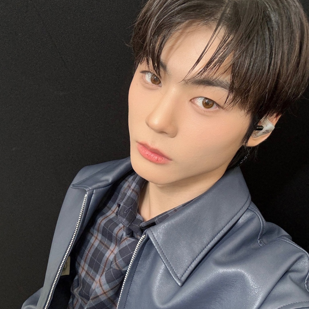 ffeffstudio's tweet photo. FFEFF STUDIO
Leather single zip up jacket
POW 홍님이 착용해주셨습니다.
-출처 : X POW https://t.co/jM0CJBxXQN