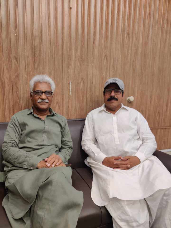 KalaniBashir's tweet photo. تون جي ناهين يار اسان وٽ
شهر به آ ويراني جهڙو.... اختر درگاهي
سکر ۾ سائين اختر درگاهيءَ سان قرب ڪچهري ٿي.
لک لائق سائينءَ جن جا.
اختر درگاهي بهترين شاعر، اديب ، محقق، راڳي، محبتي ماڻهو ۽ فقير منش انسان آهي. https://t.co/VGYtfpatMn