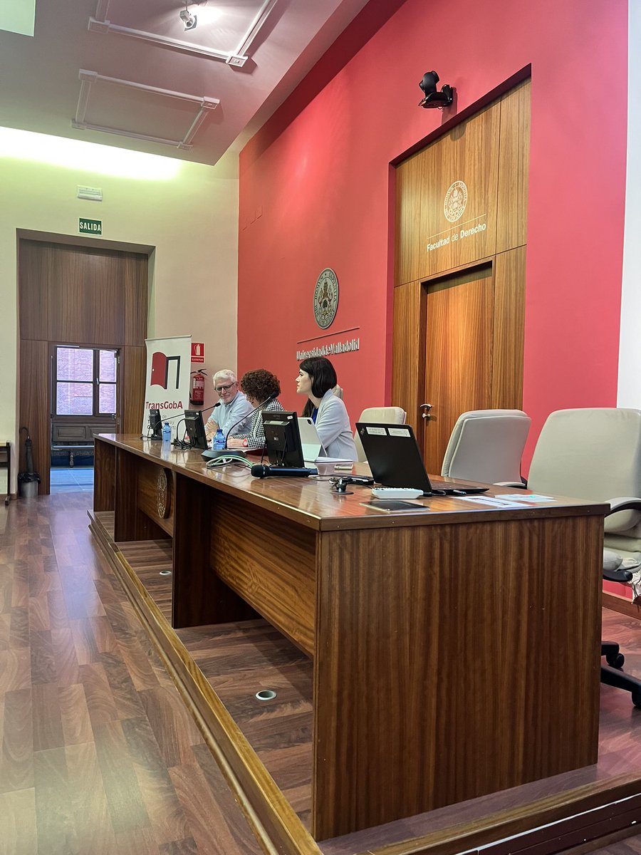 💡¡Comienza la jornada 'La ordenanza tipo de transparencia pública de la FEMP: un nuevo modelo para un nuevo tiempo'!  

👉 Inaugura Mª Aranzazu Moretón, directora de <a href="/TransGobAUVa/">Cátedra de Transparencia y Gobierno Abierto</a> 

 🗣️ Con la participación de <a href="/MeseguerYebra/">Joaquín Meseguer Yebra</a> y <a href="/pirdefor/">Pilar de la Torre Fornés</a> 

🤝Organizan <a href="/REDFEMP_TyP/">Red Transparencia y Participación - RED FEMP</a> y <a href="/TransGobAUVa/">Cátedra de Transparencia y Gobierno Abierto</a>